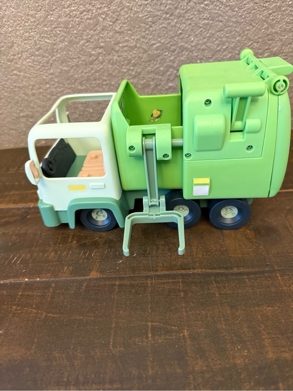 Bluey & The Bin Man Garbage Truck and accessories - Picture 8 of 15